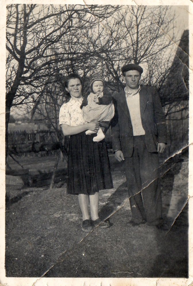Pradziadkowie w sadzie na Wymyślonej w latach piędziesiątych.Amelia Marzec